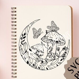 Op de afbeelding: Zwart-witte lijntekening van een halve maan met paddenstoelen en vlinders. De maan is omringd door bladeren en bloemen.