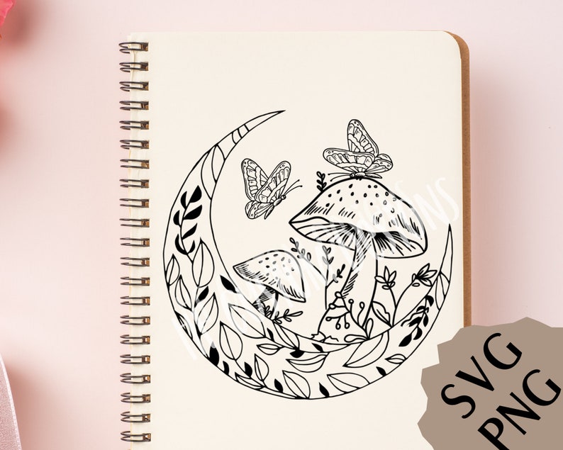 Op de afbeelding: Zwart-witte lijntekening van een halve maan met paddenstoelen en vlinders. De maan is omringd door bladeren en bloemen.