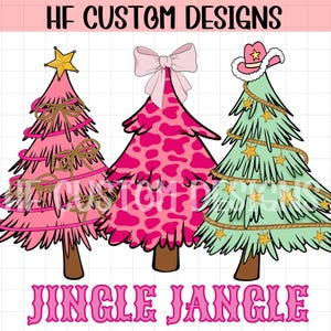 Op de afbeelding: Drie kerstbomen met unieke ontwerpen. De eerste is roze met een gouden ster en touwaccenten. De tweede is roze met een koeienprint en een strik. De derde is groen met een cowboyhoed en steraccenten. Tekst bovenaan zegt "HF CUSTOM DESIGNS" en onderaan "JINGLE JANGLE".
