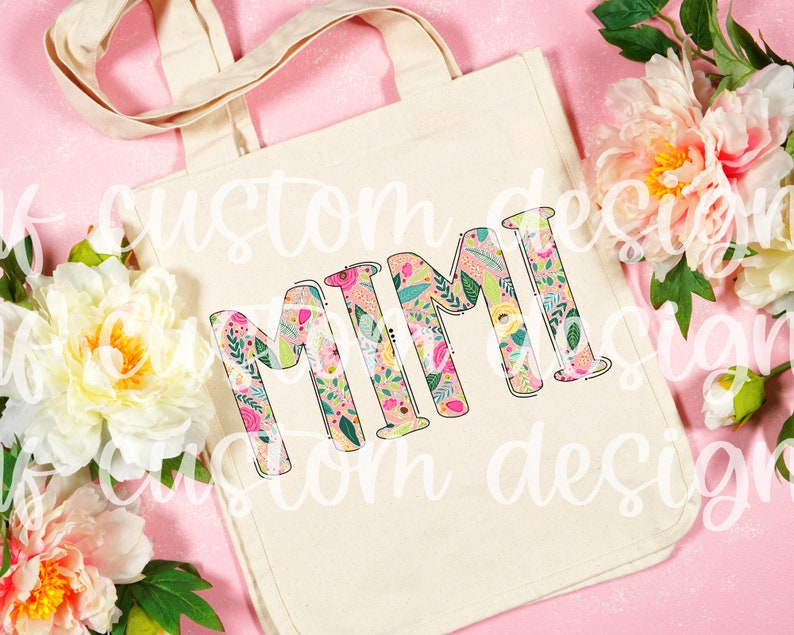 Pu&ograve; includere: Una borsa di tela bianca con un design floreale che compone la parola "MIMI".