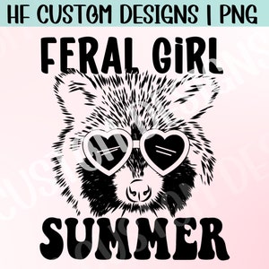 Op de afbeelding: Zwart-witte illustratie van een wasbeer met hartvormige zonnebrillen en de tekst "Feral Girl Summer".