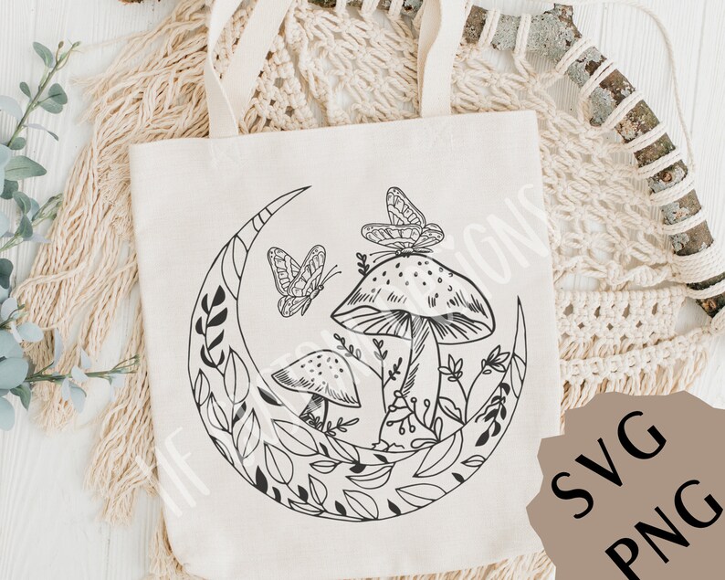 Op de afbeelding: Een zwart-witte lijntekening van een halve maan met een paddenstoel en twee vlinders. De maan is omringd door bladeren en bloemen.