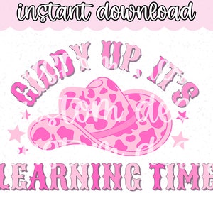 Puede incluir: Gráfico rosa con el texto "Giddy Up, It's Learning Time" y un sombrero de vaquero rosa con un diseño de vaca.