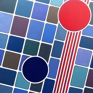 Può includere: Dipinto geometrico astratto con un motivo a griglia di quadrati blu, verdi e marroni. Un cerchio rosso e un cerchio blu sono posizionati sulla griglia. Strisce rosse e bianche corrono diagonalmente attraverso il dipinto.