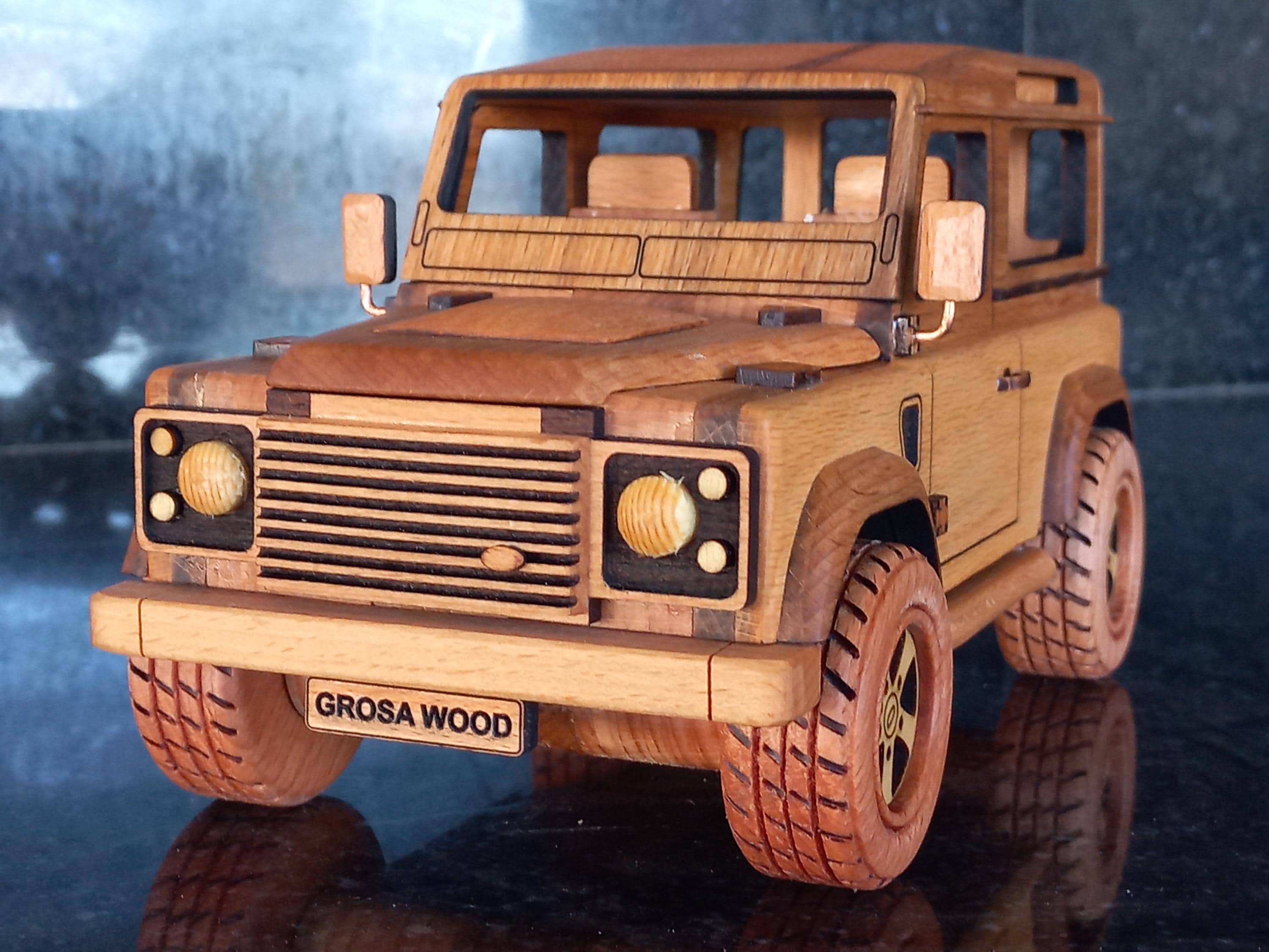 ハンドメイドのブナ材製ランドローバー・ディフェンダー90モデル：素朴
