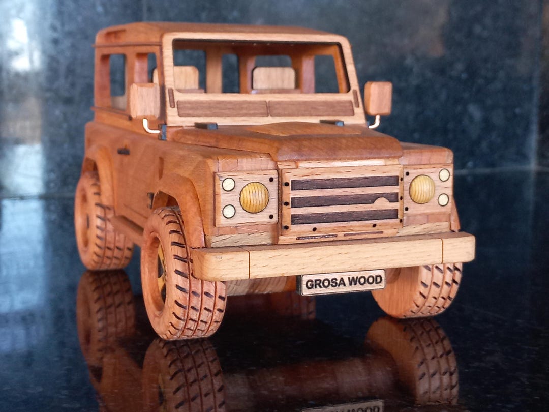 希少　木製Land Rover Defenderランドローバー 初代モデルが極上の姿で復活!? ランドローバーが先代を完全