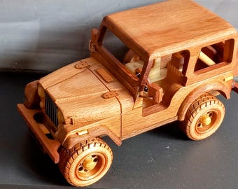 Modello di auto Jeep CJ5 in legno fatto a mano: decorazione