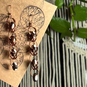 Single column bone and copper wire hoops earrings