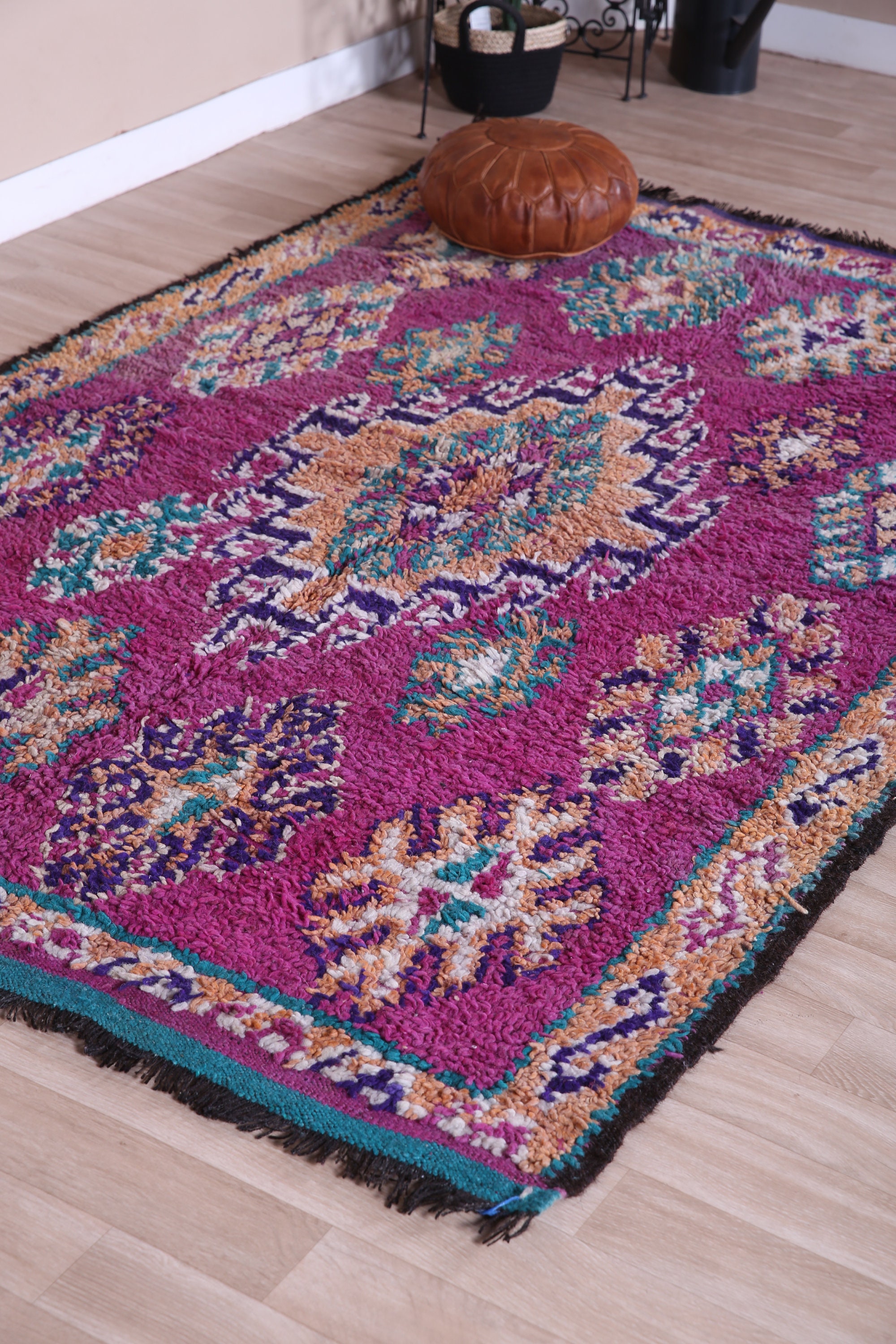 ヴィンテージ モロッコ ラグ、パープル ブジャード ラグ 5 x 8