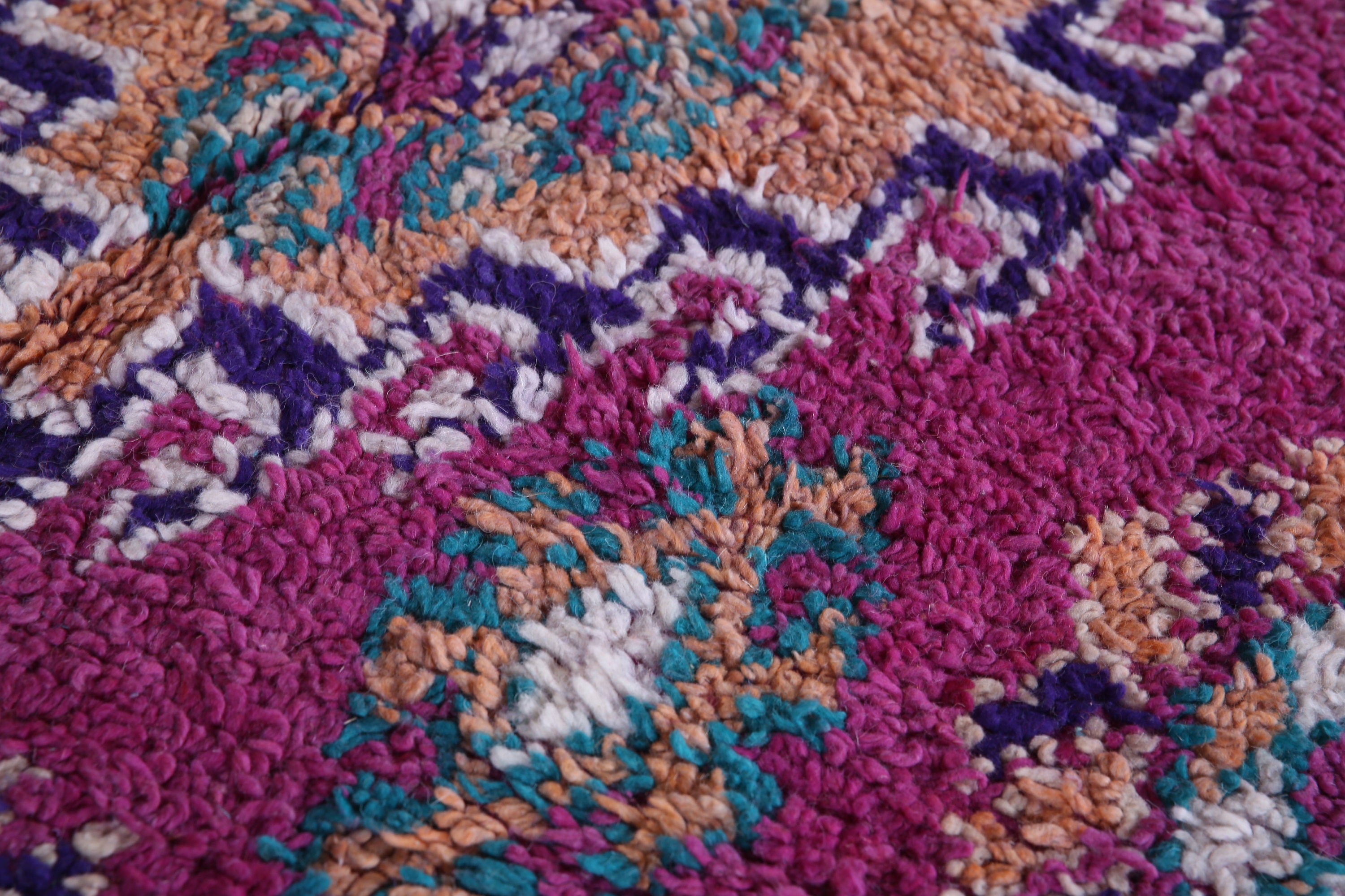 ヴィンテージ モロッコ ラグ、パープル ブジャード ラグ 5 x 8