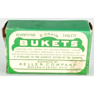 K&ouml;nnte beinhalten: Gr&uuml;ne Schachtel mit wei&szlig;em Text, der "Seventy-Five 5 Grain Tablets BUKETS Contains Ext. Buchu, Oil Juniper Berries, Lithium Carbonate, Extract Asparagus, Ext. Scoparius, Ext. Saw Palmetto Berries, Potassium Nitrate. Caffeine Alkaloid A Stimulant to the Diuretic Action of the Kidneys Distributed by KELLER COMPANY Mechanicsburg, Ohio" lautet.