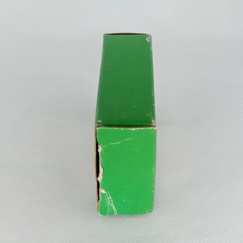 K&ouml;nnte beinhalten: Eine gr&uuml;ne Pappbox mit leicht abgenutzter Oberfl&auml;che.