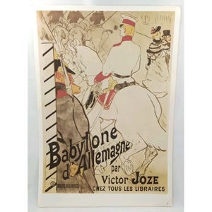 Puede incluir: Cartel vintage titulado "Babylone d'Allemagne" de Victor Joze. La obra presenta un soldado a caballo, con figuras en el fondo. El cartel tiene un fondo beige con detalles en negro y rojo, y texto en francés.