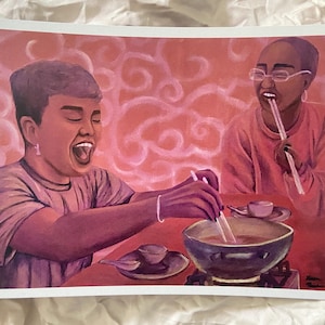 Könnte beinhalten: Ein Gemälde zeigt zwei Personen, die eine Mahlzeit genießen. Eine Person lacht, während sie mit Stäbchen aus einer Schüssel isst. Die andere Person isst ebenfalls mit Stäbchen. Der Hintergrund ist ein Wirbel aus Rosa und Rot.