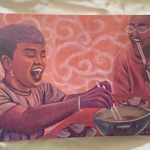 Könnte beinhalten: Zwei Personen sitzen an einem Tisch und essen aus einer Schüssel Suppe mit Stäbchen. Die Person links lacht und die Person rechts trägt eine Brille. Der Hintergrund ist ein rotes und weißes Wirbelmuster.