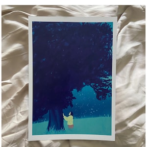 Könnte beinhalten: Eine blaue und grüne Illustration einer Person, die vor einem großen Baum mit einem sternenklaren Nachthimmel im Hintergrund steht.