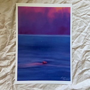 Könnte beinhalten: Ein Gemälde, das eine Person zeigt, die mit dem Gesicht nach oben in einem Gewässer treibt. Das Wasser ist tiefblau und der Himmel ist leuchtend lila und rosa. Das Gemälde ist signiert mit "Kiran Faudon".