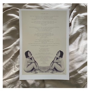 Könnte beinhalten: Ein Druck mit einem Gedicht und zwei Illustrationen einer nackten Person in sitzender Position. Der Text ist schwarz und die Illustrationen in Graustufen. Der Druck befindet sich auf einem cremefarbenen Hintergrund.