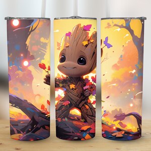 Könnte beinhalten: Ein hoher, isolierter Becher mit einem Cartoon-Baum-ähnlichen Charakter, der ein rotes Blatt hält, vor einem farbenfrohen Hintergrund. Das Design umfasst Herbstblätter und einen warmen Sonnenuntergang. Der Becher hat einen Strohhalm und einen Deckel.