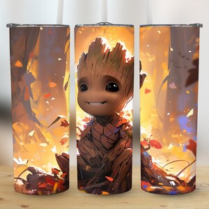 Könnte beinhalten: Ein zylindrischer Becher mit einem lächelnden Cartoon-Charakter, der wie eine Holzfigur aussieht, vor einem warmen, herbstlichen Hintergrund. Das Design umfasst Orange-, Rot- und Gelbtöne, mit Strohhalm und Deckel.