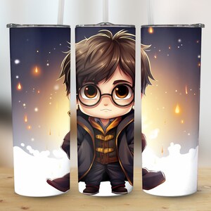 Può includere: Un bicchiere in acciaio inossidabile con un design a cartone animato di Harry Potter con occhiali, che indossa una tunica nera e una sciarpa dorata. Lo sfondo è blu scuro con nuvole bianche e luci gialle.