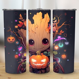Könnte beinhalten: Ein Halloween-Becher mit einer Zeichentrickfigur, die einen Kürbis hält. Das Design umfasst Herbstlaub, Kürbisse und einen dunklen Hintergrund. Der Becher hat einen Strohhalm und einen Deckel.