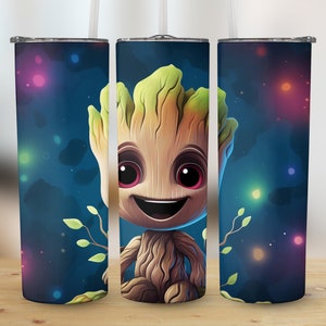 Könnte beinhalten: Ein hoher, isolierter Becher mit einer Cartoonfigur, die einem Baum ähnelt. Die Figur hat ein lächelndes Gesicht, große Augen und einen hellgrünen, blattartigen Kopf. Der Hintergrund ist dunkelblau mit bunten, leuchtenden Kugeln.