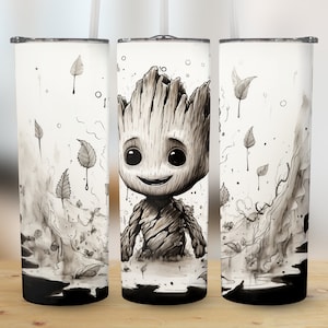 Könnte beinhalten: Ein weißer Becher mit einer Schwarz-Weiß-Illustration einer Cartoonfigur. Die Figur hat ein hölzernes Aussehen und ein lächelndes Gesicht. Das Design umfasst Blätter und abstrakte Elemente. Der Becher hat einen Strohhalm und einen Deckel.