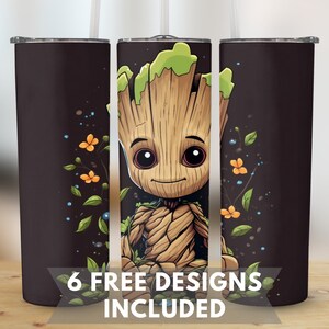 Könnte beinhalten: Ein schwarzer Becher mit einer Cartoon-Illustration von Groot aus Guardians of the Galaxy. Das Design zeigt Groot mit einem lächelnden Gesicht, umgeben von Blättern und Blumen. Der Text "6 FREE DESIGNS INCLUDED" befindet sich unten.