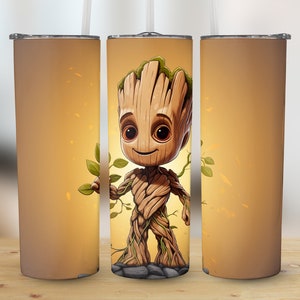 Könnte beinhalten: Ein hoher, zylindrischer Becher mit einer Cartoon-Illustration von Groot aus Guardians of the Galaxy. Das Design zeigt Groots hölzernen Körper, grüne Blätter und einen freundlichen Ausdruck vor einem warmen, gelb-orangen Hintergrund. Enthält einen weißen Strohhalm und einen silbernen Deckel.