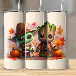 Könnte beinhalten: Drei Edelstahlbecher mit Herbstthema. Jeder Becher zeigt eine Cartoonfigur: einen grünen Außerirdischen mit braunem Hut und eine baumartige Holzfigur. Beide sind von Kürbissen und Herbstblättern umgeben.