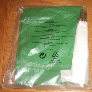 Puede incluir: Una bolsa de compras reutilizable verde hecha de 100% contenido reciclado. La bolsa tiene una etiqueta de advertencia en varios idiomas sobre los peligros de la asfixia y las instrucciones para mantenerla alejada de beb&eacute;s y ni&ntilde;os. La bolsa est&aacute; hecha en China.