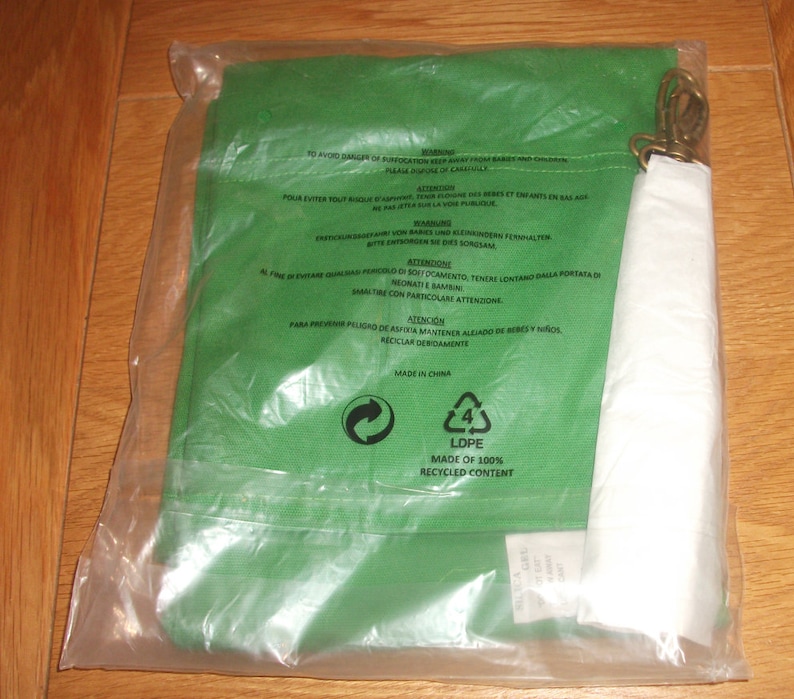 Puede incluir: Una bolsa de compras reutilizable verde hecha de 100% contenido reciclado. La bolsa tiene una etiqueta de advertencia en varios idiomas sobre los peligros de la asfixia y las instrucciones para mantenerla alejada de beb&eacute;s y ni&ntilde;os. La bolsa est&aacute; hecha en China.