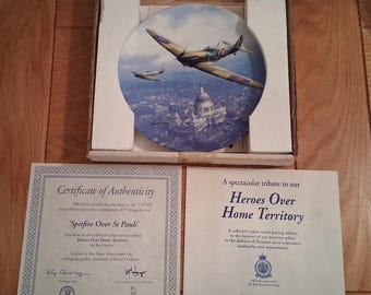 Placa Royal Doulton, «Héroes del Territorio Nacional» de Roy Huxley, «Spitfire Over St. Pauls», 1.ª edición, número 3854B, edición limitada.