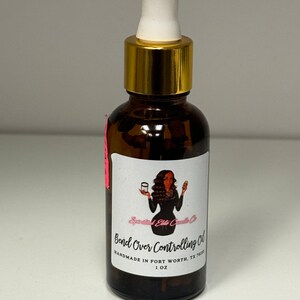 Könnte beinhalten: Eine braune Glasflasche mit goldenem Deckel und einem weißen Tropfer. Die Flasche hat ein weißes Etikett mit schwarzem Text, der "Bend Over Controlling Oil" und "Handmade in Fort Worth, TX 76135 1 oz" lautet.