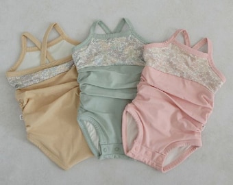 Traje de baño floral para bebé con protección UV: traje de baño ajustado con gorro