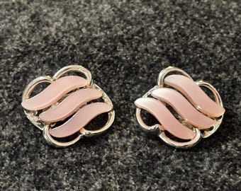 Vintage Claudette Creamy Pink Thermoset Lucite Clip Earrings w 3 Curved Pieces