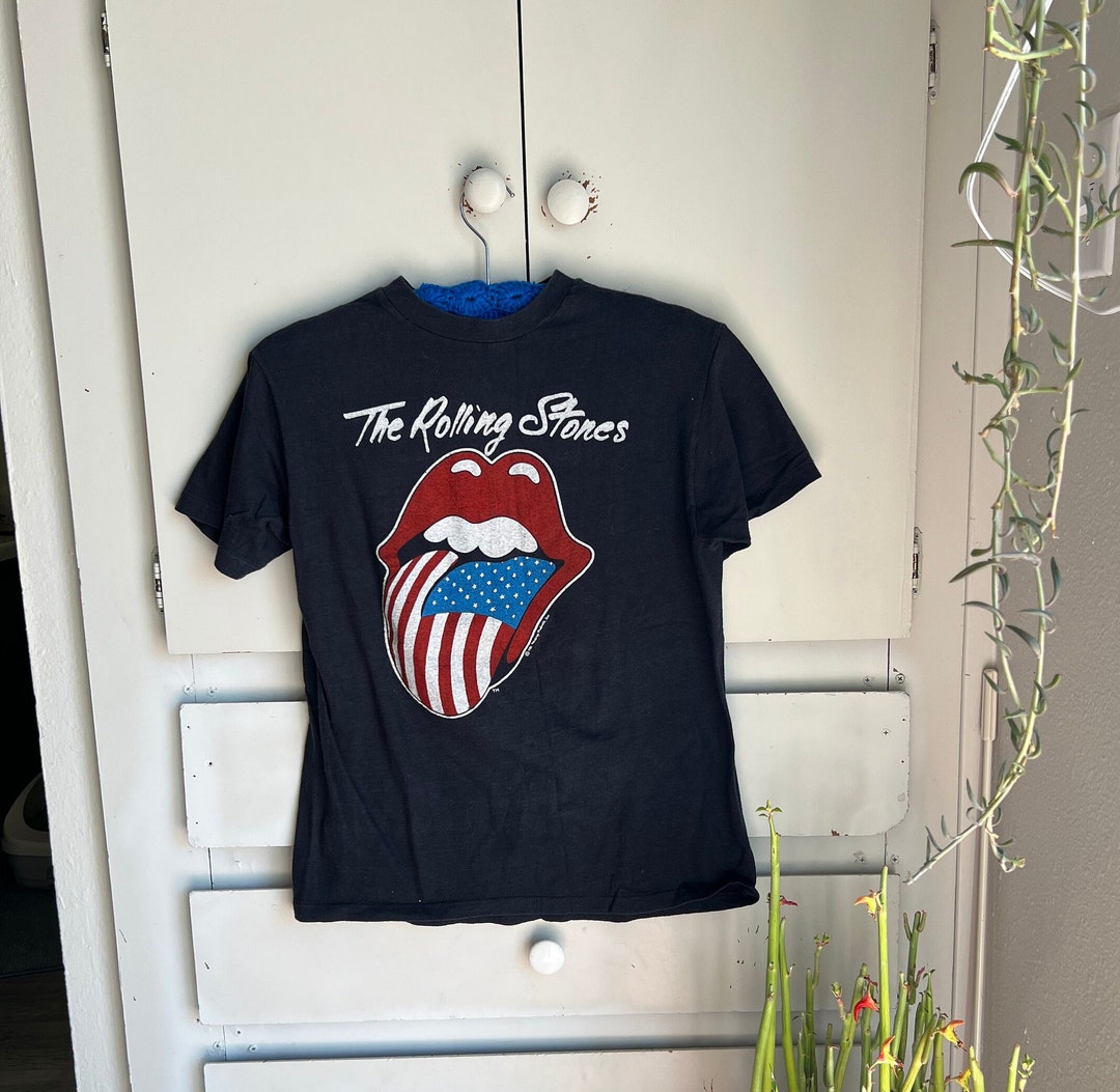 Vintage Rolling Stones off the shoulder top 🧸