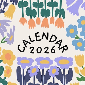 Pode incluir: Calendário floral para o ano de 2026. O fundo creme apresenta ilustrações de flores amarelas, azuis, roxas e verdes. A palavra "CALENDAR" e o ano "2026" estão escritos em preto, criando um design alegre.