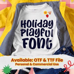 Puede incluir: Camiseta blanca con el texto azul marino "HOLIDAY PLAYFUL FONT". La camiseta presenta pequeñas ilustraciones de una flor, un oso y una fresa. Está superpuesta con una camisa a rayas y una chaqueta amarilla. También es visible el texto "AVAILABLE: OTF & TTF File Personal & Commercial Use".