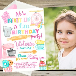 以下が含まれることがあります： ピンクとブルーの誕生日招待状で、水彩画で描かれたキッチンツールと女の子の写真が描かれています。テキストには「We're mixin' up a fun birthday party! Victoria is turning 7. Please join us for some cooking fun...」と、パーティーの詳細が書かれています。