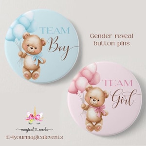 以下が含まれることがあります： 性別発表用の丸いボタンピンが2つ。1つは水色で、青い風船を持ったテディベアと「TEAM Boy」の文字が描かれています。もう1つはピンク色で、ピンクの風船を持ったテディベアと「TEAM Girl」の文字が描かれています。