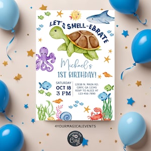 Puede incluir: Una invitación para una fiesta de primer cumpleaños con temática marina. El diseño presenta una tortuga, un pulpo y otras criaturas marinas. El texto dice "Let's Shell-ebrate" e incluye los detalles de la fiesta.