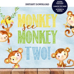 Könnte beinhalten: Ein blaues und grünes druckbares Schild mit dem Text "Monkey see monkey two!" und vier Comic-Affen. Die Affen sind braun mit gelben Akzenten und haben schwarze Augen und Nasen. Das Schild ist perfekt für eine zweite Geburtstagsfeier.