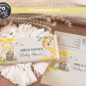 Könnte beinhalten: Ein Babyparty-Gastgeschenk mit einem Cartoon-Bären, einem Honigtopf, einer Honigwabe und einem Bienenkorb-Design. Der Text "Mike & Tanya's Baby Shower" ist abgebildet. Das Design ist auf weißem Hintergrund. Maße in cm.