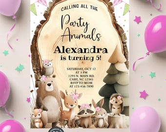 Puede incluir: Una invitación de fiesta de cumpleaños con animales del bosque y el texto "Calling All The Party Animals". La invitación incluye el nombre "Alexandra" y la edad "5!". El diseño incorpora un fondo de rodaja de madera y globos rosas.