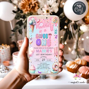 Puede incluir: Una invitación digital rosa y azul para una fiesta de primer cumpleaños. La invitación presenta una pantalla de teléfono con un tema de "Sweet One". El texto de la invitación dice "Maddie is a Sweet One" e incluye detalles sobre la fiesta, como la fecha, la hora y la ubicación.