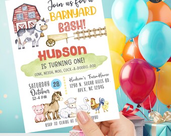 Può includere: Un invito colorato per una festa di compleanno a tema fattoria. L'invito presenta illustrazioni di animali della fattoria, un fienile rosso e una mucca. Il testo recita "Join us for a Barnyard Bash!" e include il nome del bambino, la data e l'ora. Palloncini di vari colori sullo sfondo.