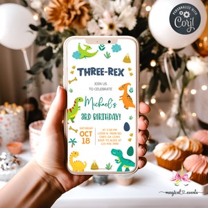 Op de afbeelding: Een digitale uitnodiging voor een 3e verjaardagsfeest met een dinosaurus thema. De uitnodiging is ontworpen om eruit te zien als een smartphone-scherm en heeft een groene, gele en oranje dinosaurus met de tekst "Three-Rex" en "Michael's 3rd Birthday!"
