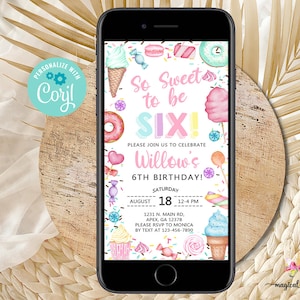 Puede incluir: Un teléfono inteligente muestra una colorida invitación de cumpleaños. El diseño presenta dulces como helados, donas y caramelos, con el texto "So Sweet to be SIX!" y detalles para el sexto cumpleaños de Willow.